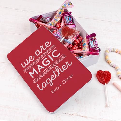 Wanapix | Blechdose mit Süßigkeiten| Personalisierte mit Name | Mit Süßigkeiten | Originelles Geschenk zum Valentinstag| 21x13x5 cm (1200 ml) | Verliebt von Wanapix
