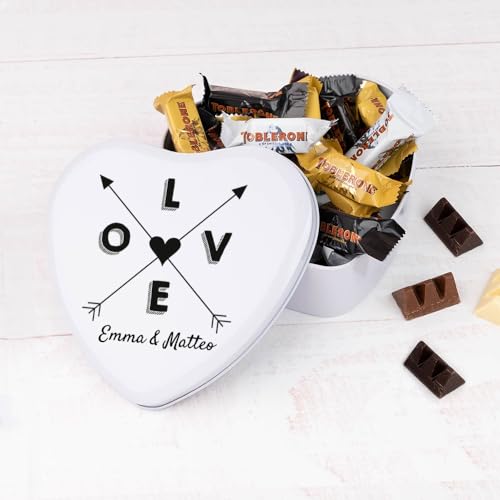 Wanapix | Herzf Blechdose mit Schokolade | Personalisierte Mit Namen | Mit 22 Schokoriegel| Originelles Geschenk zum Valentinstag | 16x15x5 cm (800 ml) - Pfeile von Wanapix