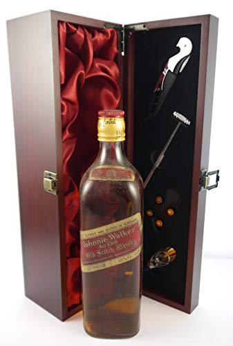 Johnnie Walker Red Label Whisky (70s bottling) in einer mit Seide ausgestatetten Geschenkbox. Da zu vier Wein Zubehör, Korkenzieher, Giesser, Kapselabschneider,Weinthermometer, 1 x 700ml von Whisky