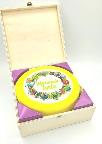 Mutmachtorte I 15 cm Durchmesser I 8 Portionen I Torte mit feiner Zitronenbuttercreme in 3 Lagen verpackt in Holzgeschenkbox Mutmachtorte I 15 cm Durchmesser I 8 Portionen I Torte mit feiner Zitronenbuttercreme in 3 Lagen verpackt in Holzgeschenkbox von Wöllsteins Desserthaus