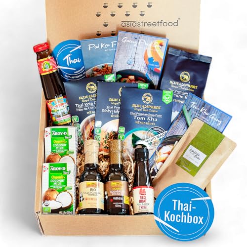 asiastreetfood Thai Curry Kochbox – Asia-Box mit Zutaten in Bio-Qualität & Rezeptkarten für 3 thailändische Gerichte – Für Pad Krapao, Rotes Curry & Tom Ka Gung – Asia-Geschenkset für Kochliebhaber asiastreetfood Thai Curry Kochbox – Asia-Box mit Zutaten in Bio-Qualität & Rezeptkarten für 3 thailändische Gerichte – Für Pad Krapao, Rotes Curry & Tom Ka Gung – Asia-Geschenkset für Kochliebhaber von asiastreetfood