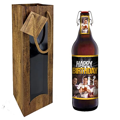 Happy Birthday (Freunde) 1 Liter Bier in Flasche mit Bügelverschluss (mit Tragetasche im Holzdesign) von bierundmehr