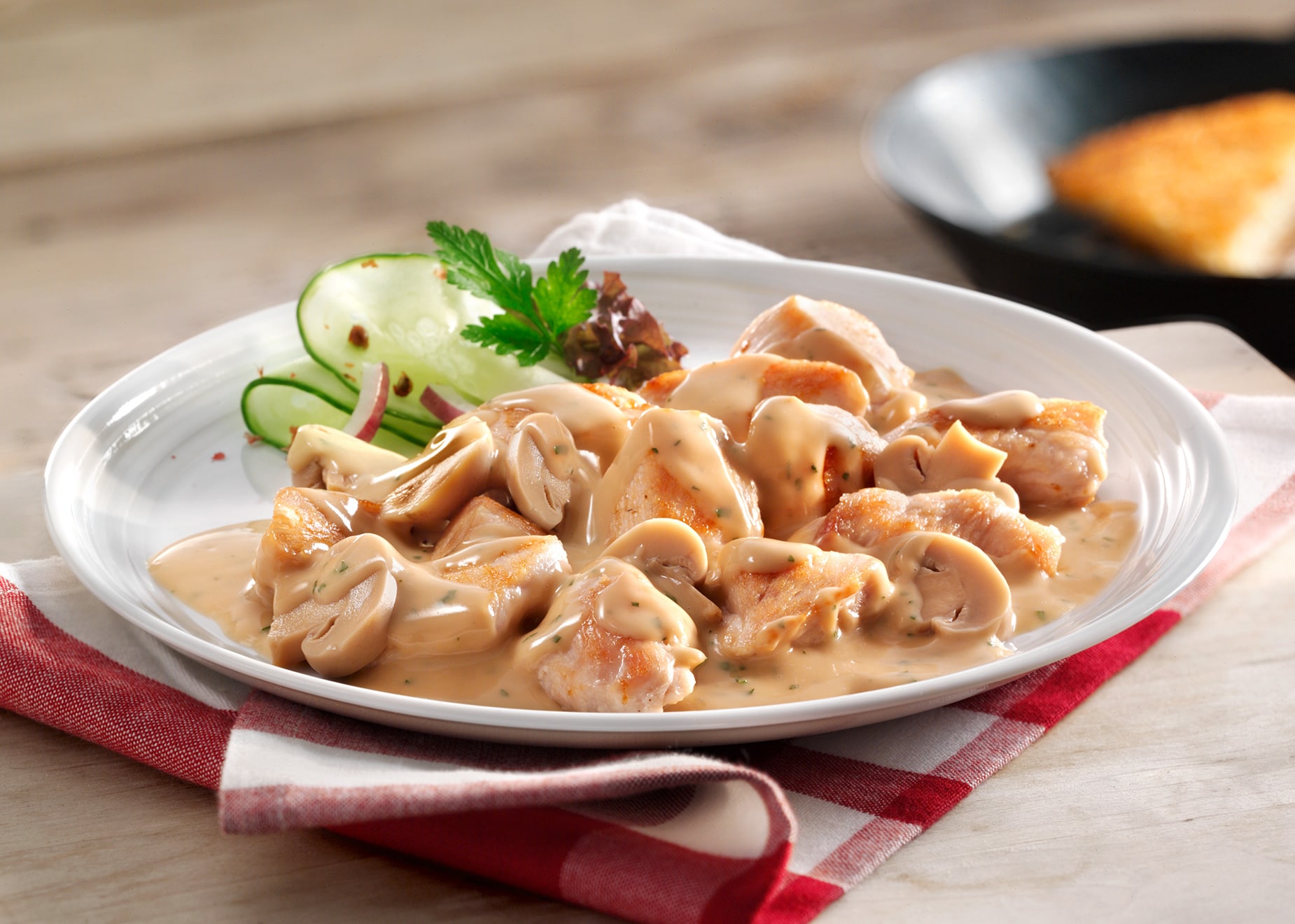 Hähnchengeschnetzeltes in Champignon-Rahmsoße Hähnchengeschnetzeltes in Champignon-Rahmsoße von Bofrost