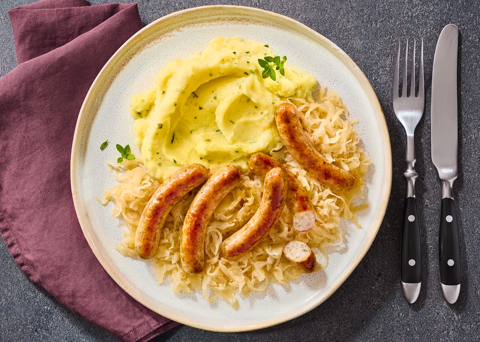 Schlemmer-Menü: Nürnberger Rostbratwürstchen auf Weinsauerkraut Schlemmer-Menü: Nürnberger Rostbratwürstchen auf Weinsauerkraut von Bofrost