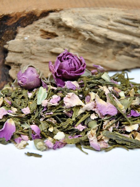 Grüne Rose - Grüner Tee Bio Sencha mit Rosenblütenblättern von direct&friendly