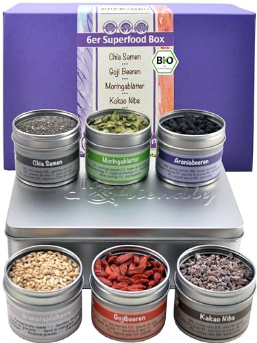 Bio Superfood Geschenkset | Aronia, Chia, Goji, Kakao Nibs, Granatapfel und Moringa | 6 Dosen plus 1 Geschenkdose | direct&friendly von direct&friendly