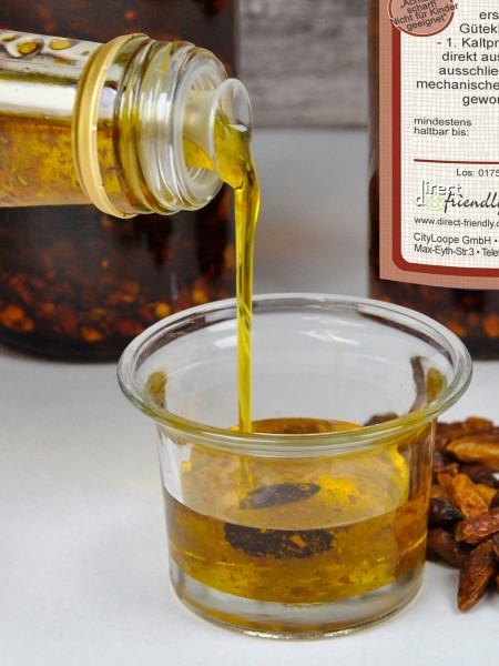 "unser Scharfes" extra natives Bio Olivenöl mit scharfer Chili von direct&friendly