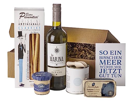 Wein-Geschenkset "Wertvolles Strandgut" | 1 Flasche Weißwein, Flor de Sal, handgezogene Grissini, Terrine von weißem Tunfisch, Sardinen in Olivenöl, Textkarte und Salzschaufel von freund