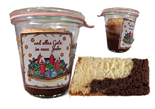 Weihnachtlich dekorierter Latte-Macchiato-Kuchen im Glas von generisch