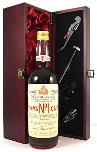 s Pimms No 1 The Original Gin Sling Early1960's in einer mit Seide ausgestatetten Geschenkbox, da zu 4 Weinaccessoires, 1 x 700ml von Pimm's
