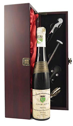 Niederhäuser Hermannshöhle 1934 Riesling (1/2 bottle) in einer mit Seide ausgestatetten Geschenkbox, da zu 4 Weinaccessoires, 1 x 375ml von vintage wine gifts