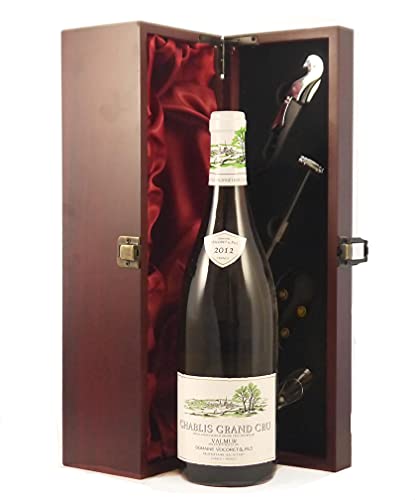 Chablis Grand Cru 'Valmur' 2012 Domaine Vocoret & Fils in einer mit Seide ausgestatetten Geschenkbox, da zu 4 Weinaccessoires, 1 x 750ml von vintagewinegifts