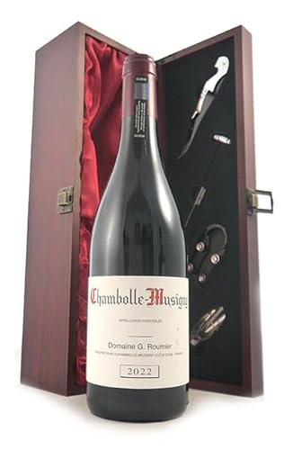 Chambolle Musigny 2022 Domaine Georges & Christophe Roumier (Red wine) in einer mit Seide ausgestatetten Geschenkbox, da zu 4 Weinaccessoires, 1 x 750ml von vintagewinegifts