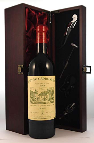 Chateau Carbonnieux 1982 Pessac Leognan in einer mit Seide ausgestatetten Geschenkbox, da zu 4 Weinaccessoires, 1 x 750ml von vintagewinegifts