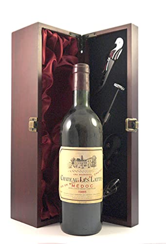 Chateau Les Lattes 1985 Medoc in einer mit Seide ausgestatetten Geschenkbox, da zu 4 Weinaccessoires, 1 x 750ml von vintagewinegifts