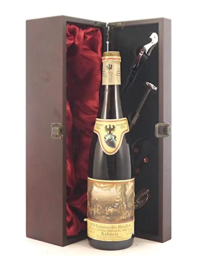 Leinweiller Herrlich 1979 Kabinett Pieroth in einer mit Seide ausgestatetten Geschenkbox, da zu 4 Weinaccessoires, 1 x 750ml von vintagewinegifts