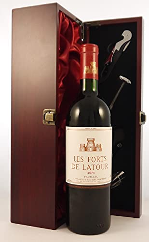 Les Forts de la Latour 1974 in einer mit Seide ausgestatetten Geschenkbox, da zu 4 Weinaccessoires, 1 x 750ml Les Forts de la Latour 1974 in einer mit Seide ausgestatetten Geschenkbox, da zu 4 Weinaccessoires, 1 x 750ml von vintagewinegifts