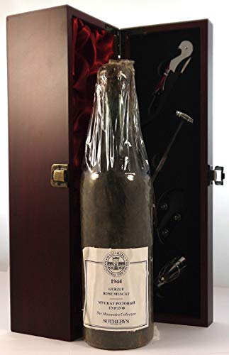 Massandra Collection 1944 Gurzat Rose Muscat in einer mit Seide ausgestatetten Geschenkbox, da zu 4 Weinaccessoires, 1 x 700ml von vintagewinegifts