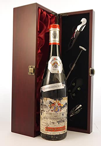 Merler Stefansberg Kabinett 1987 Joseph Friederich in einer mit Seide ausgestatetten Geschenkbox, da zu 4 Weinaccessoires, 1 x 750ml von vintagewinegifts