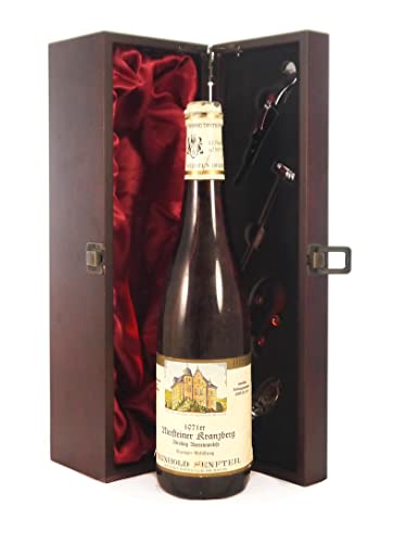 Niersteiner Kranzberg Rielsing 1971 Heinhold Senfter in einer mit Seide ausgestatetten Geschenkbox, da zu 4 Weinaccessoires, 1 x 750ml von vintagewinegifts