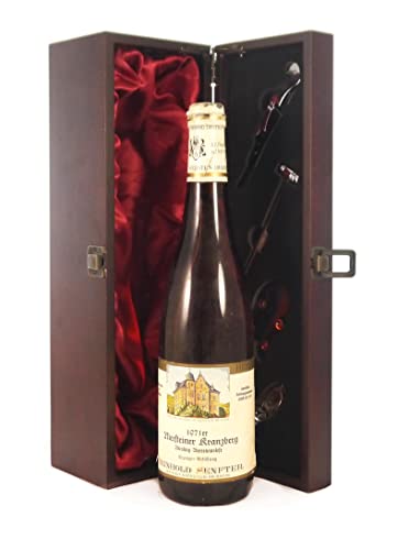 Niersteiner Kranzberg Rielsing 1971 Heinhold Senfter in einer mit Seide ausgestatetten Geschenkbox, da zu 4 Weinaccessoires, 1 x 750ml Niersteiner Kranzberg Rielsing 1971 Heinhold Senfter in einer mit Seide ausgestatetten Geschenkbox, da zu 4 Weinaccessoires, 1 x 750ml von vintagewinegifts