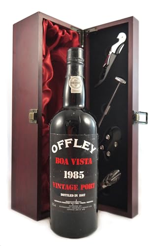 Offley Boa Vista Vintage Port 1985 in einer mit Seide ausgestatetten Geschenkbox, da zu 4 Weinaccessoires, 1 x 750ml Offley Boa Vista Vintage Port 1985 in einer mit Seide ausgestatetten Geschenkbox, da zu 4 Weinaccessoires, 1 x 750ml von vintagewinegifts