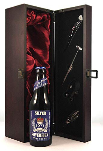 Silver Sovereign Ale 1977 Young & Co 275ml in einer mit Seide ausgestatetten Geschenkbox, da zu 4 Weinaccessoires, 1 x 275ml von vintagewinegifts