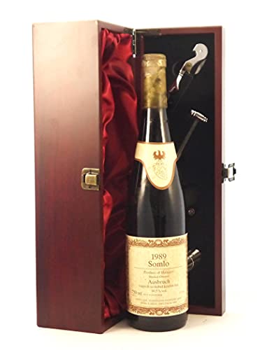Somlo Ausbruch 1989 in einer mit Seide ausgestatetten Geschenkbox, da zu 4 Weinaccessoires, 1 x 750ml von vintagewinegifts