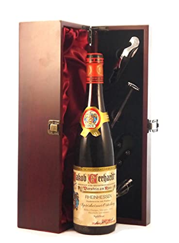 Spiesheimer Osterberg 1974 Jakob Gerhardt in einer mit Seide ausgestatetten Geschenkbox, da zu 4 Weinaccessoires, 1 x 750ml von vintagewinegifts