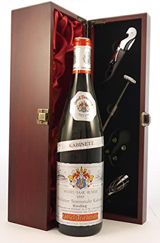 Wehlener Sonnenuhr Kabinett 1993 Joseph Friederich in einer mit Seide ausgestatetten Geschenkbox, da zu 4 Weinaccessoires, 1 x 750ml von vintagewinegifts
