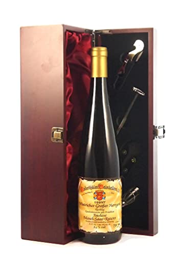 Wintricher Grober Herrgott Auslese 1990 Hiedesthaler Weinkellerei in einer mit Seide ausgestatetten Geschenkbox, da zu 4 Weinaccessoires, 1 x 750ml von vintagewinegifts