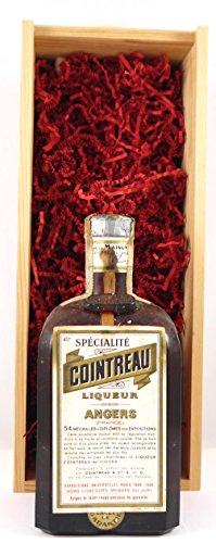 bottling Cointreau (1940's bottling) in einer Geschenkbox, da zu 3 Weinaccessoires, 1 x 700ml von vintagewinegifts